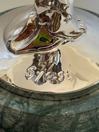 Verchromte Bronzefigur Spirit of Ecstasy – Detailaufnahme von ignatur
