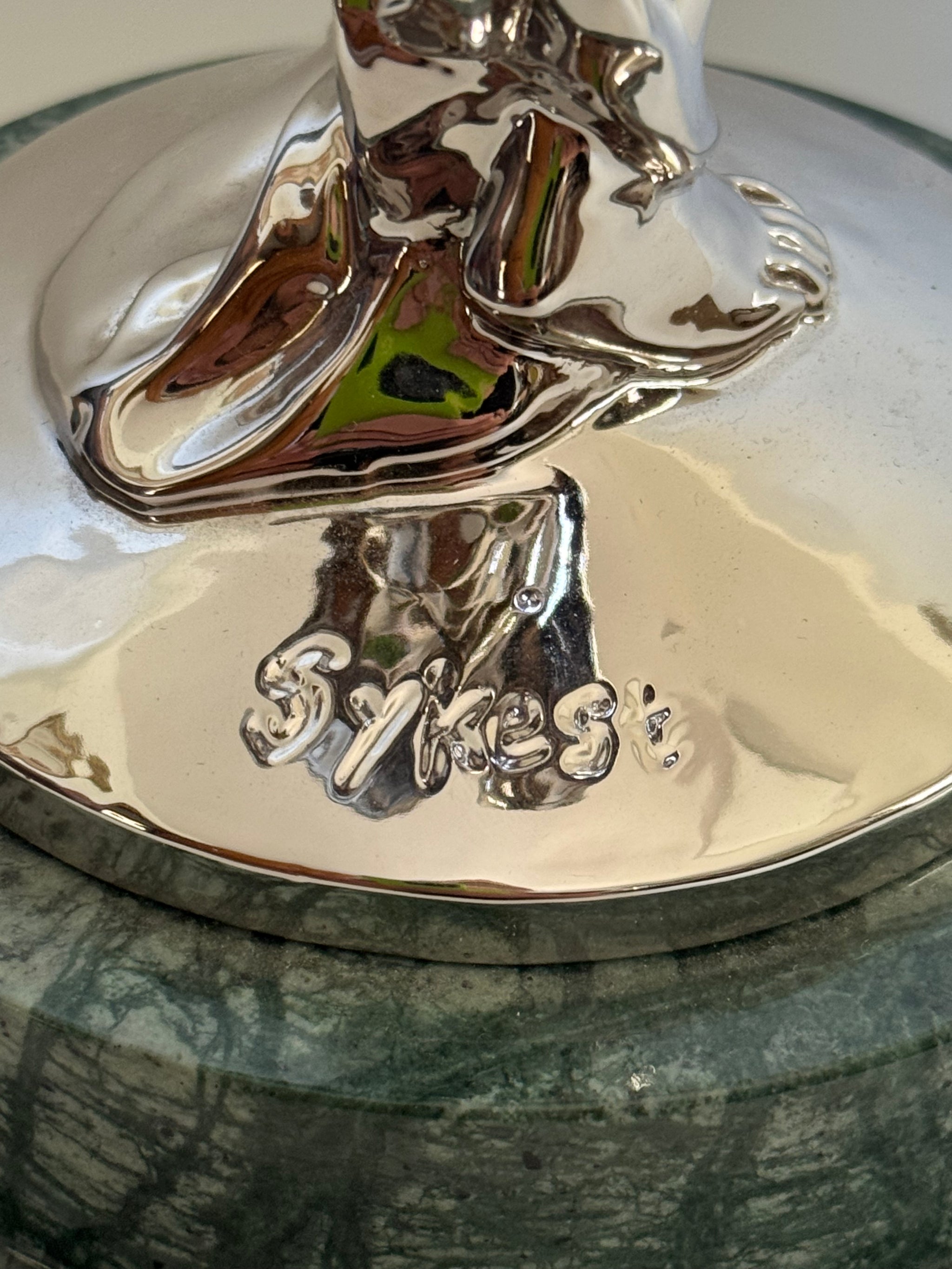 Verchromte Bronzefigur Spirit of Ecstasy – Detailaufnahme von ignatur
