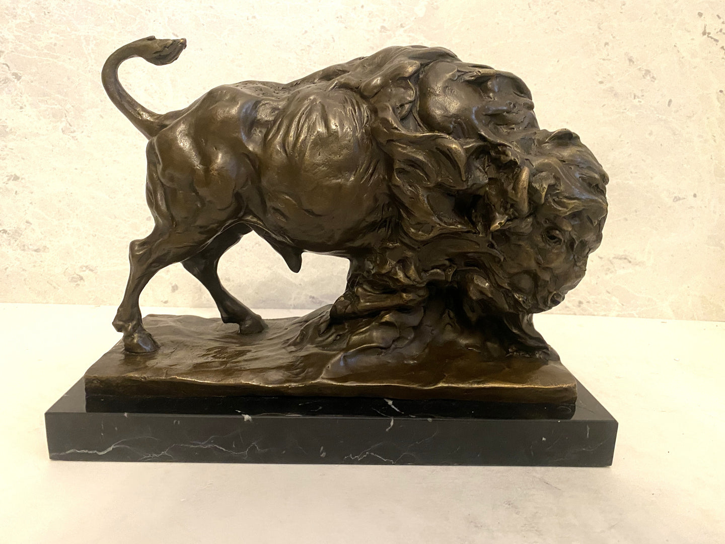 Tierskulptur - Massiver Bison aus Bronze auf Marmorsockel-Bronzefigur