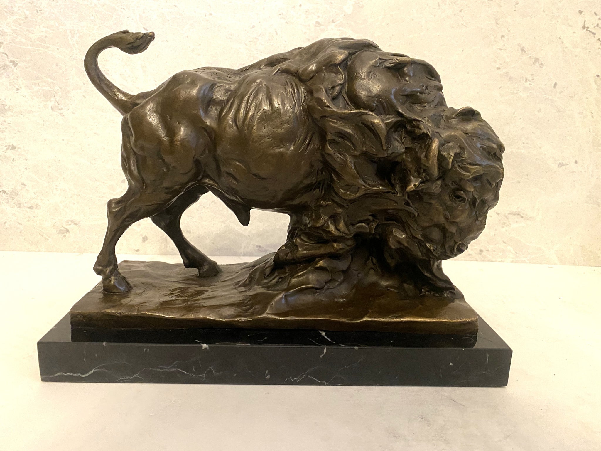 Tierskulptur - Massiver Bison aus Bronze auf Marmorsockel-Bronzefigur
