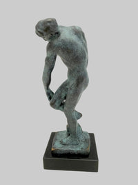 Rodin Adam Bronzefigur – seitliche Ansicht mit gebeugter Körperhaltung