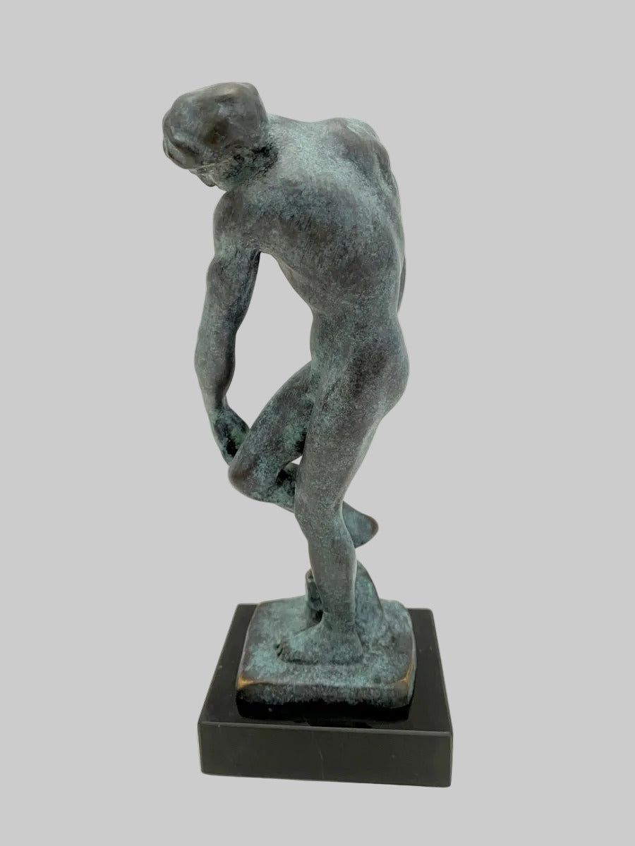Rodin Adam Bronzefigur – seitliche Ansicht mit gebeugter Körperhaltung