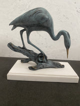 Tierskulptur-Bronzefigur-Reiher auf Ast in Bronze mit Künstlersignatur