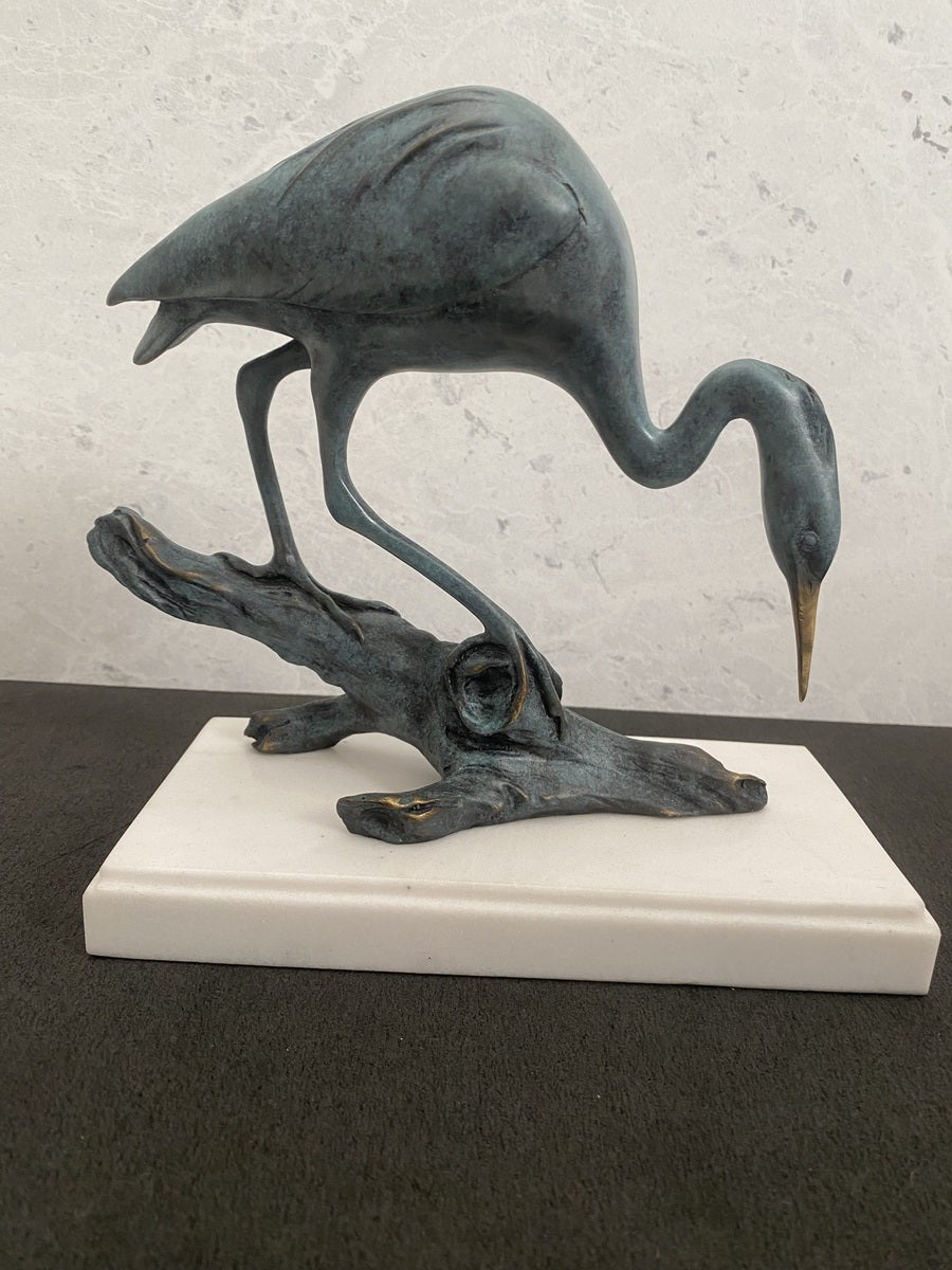 Tierskulptur-Bronzefigur-Reiher auf Ast in Bronze mit Künstlersignatur