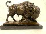 Tierskulptur - Massiver Bison aus Bronze auf Marmorsockel-Bronzefigur