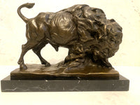 Tierskulptur - Massiver Bison aus Bronze auf Marmorsockel-Bronzefigur