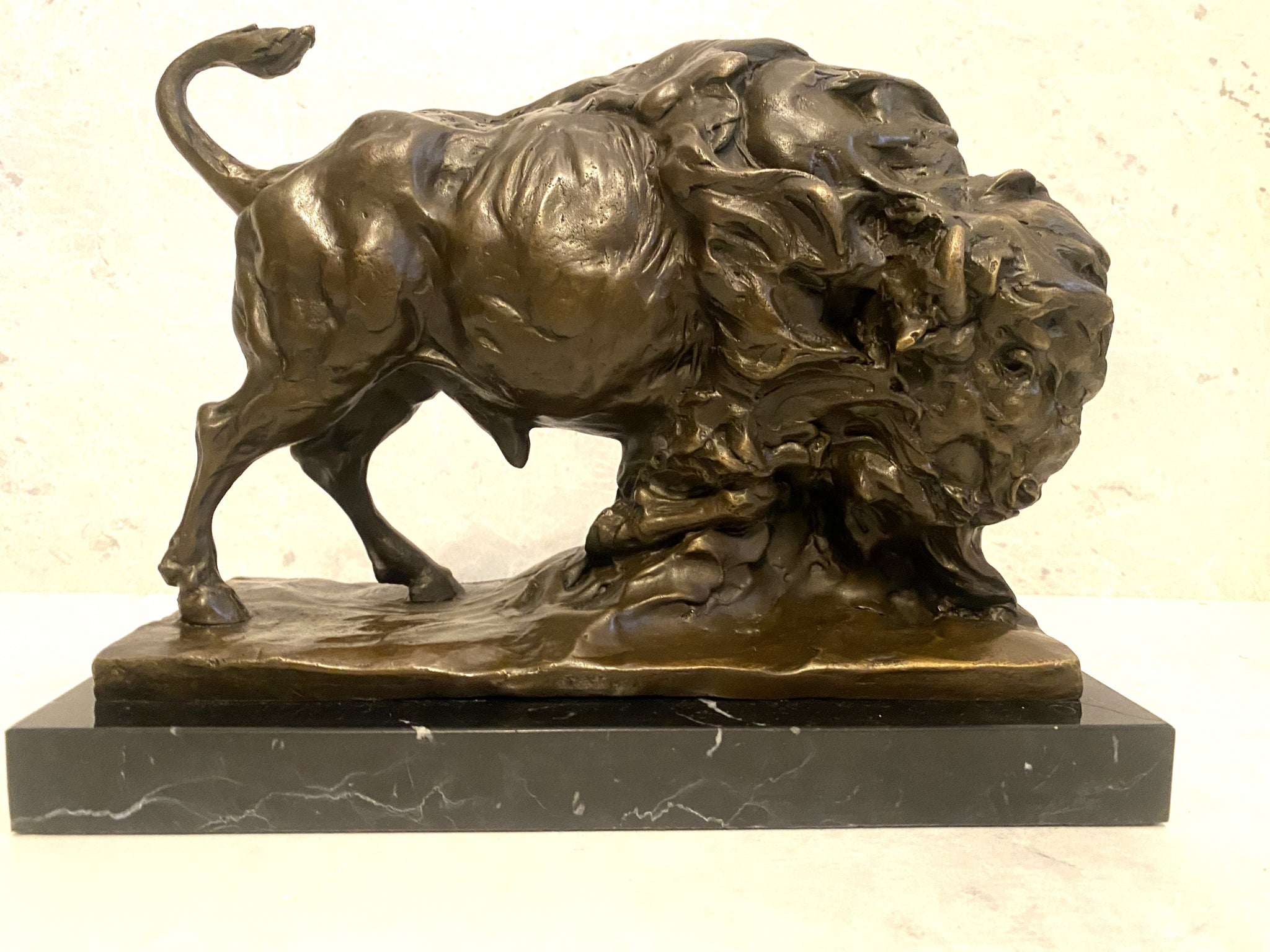 Tierskulptur - Massiver Bison aus Bronze auf Marmorsockel-Bronzefigur