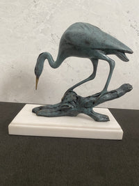Tierskulptur-Bronzefigur-Reiher auf Ast in Bronze mit Künstlersignatur