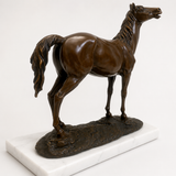 Aufschauendes Pferd aus Bronze – rückseitige Seitenansicht mit langem Schweif – 5