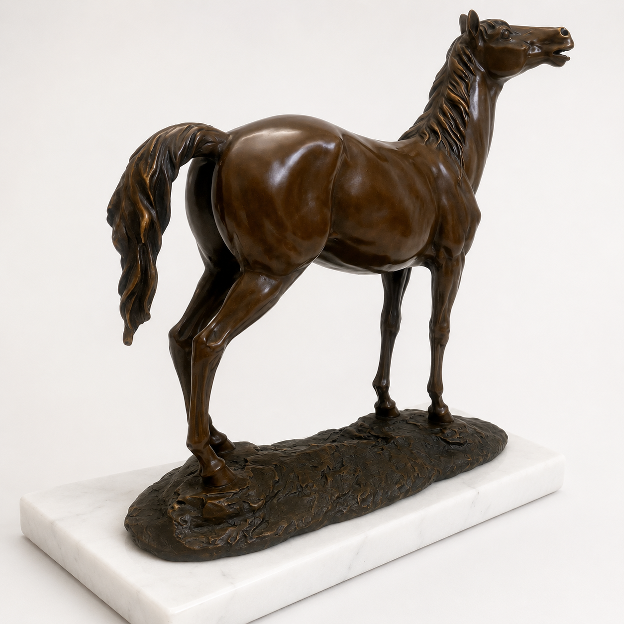 Aufschauendes Pferd aus Bronze – rückseitige Seitenansicht mit langem Schweif – 5