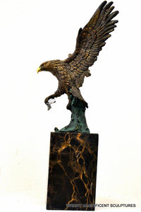 Adler Figur aus Bronze – Bronzeskulptur auf Marmorsockel, signiert