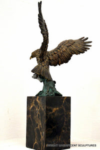 Adler Figur aus Bronze – Bronzeskulptur auf Marmorsockel, signiert