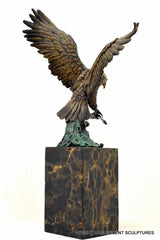 Adler Figur aus Bronze auf Marmorsockel mit geöffneten Flügeln – Rückansicht
