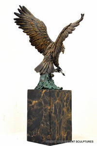 Adler Figur aus Bronze auf Marmorsockel mit geöffneten Flügeln – Rückansicht