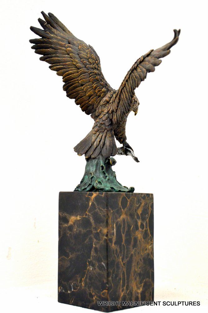Adler Figur aus Bronze auf Marmorsockel mit geöffneten Flügeln – Rückansicht