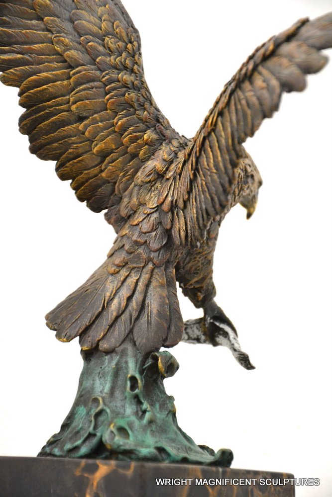 Adler Figur aus Bronze – Bronzeskulptur auf Marmorsockel, signiert