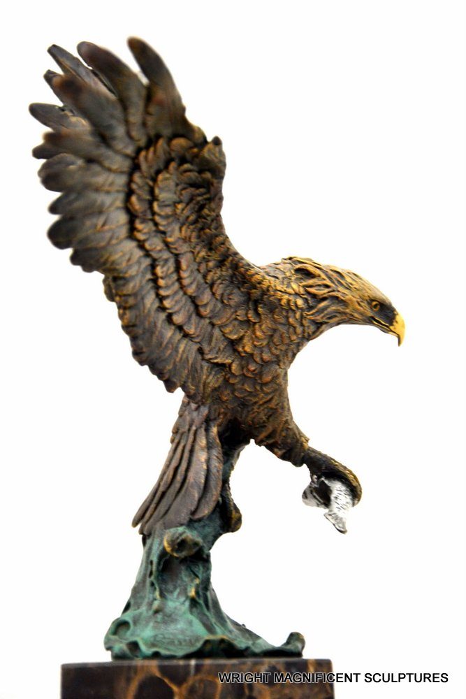 Adler Figur aus Bronze mit ausgebreiteten Flügeln auf Marmorsockel – Hauptansicht