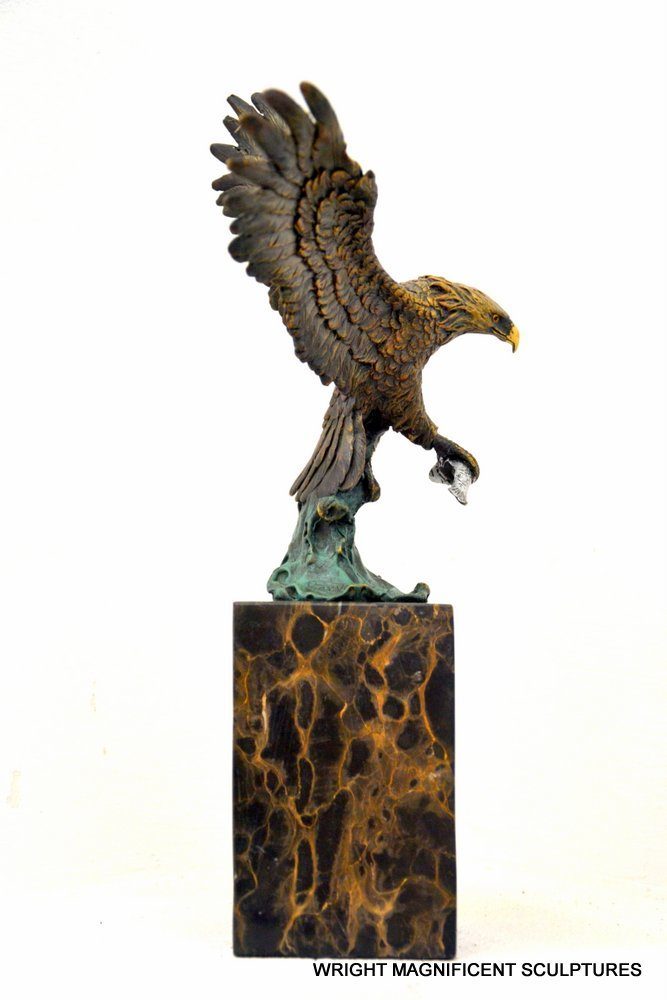 Adler Figur aus Bronze – Bronzeskulptur auf Marmorsockel, signiert