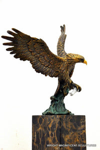Adlerstatue aus Bronze auf Marmorsockel in seitlicher Gesamtansicht