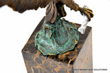 Signatur der Adler Bronzeskulptur mit Krallen und mehrfarbiger Patina am Sockel