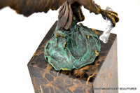 Signatur der Adler Bronzeskulptur mit Krallen und mehrfarbiger Patina am Sockel
