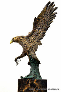 Adler Figur aus Bronze – Bronzeskulptur auf Marmorsockel, signiert
