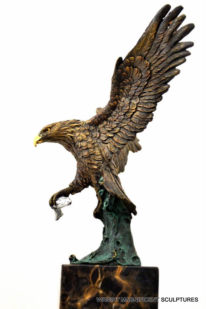 Adler Figur aus Bronze – Bronzeskulptur auf Marmorsockel, signiert