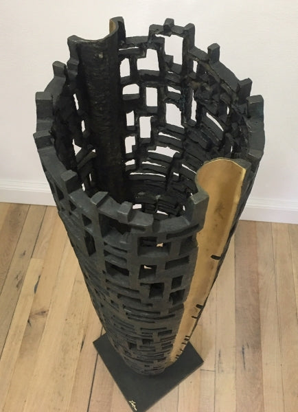 Art contemporain - Sculpture abstraite en bronze aux formes géométriques signée