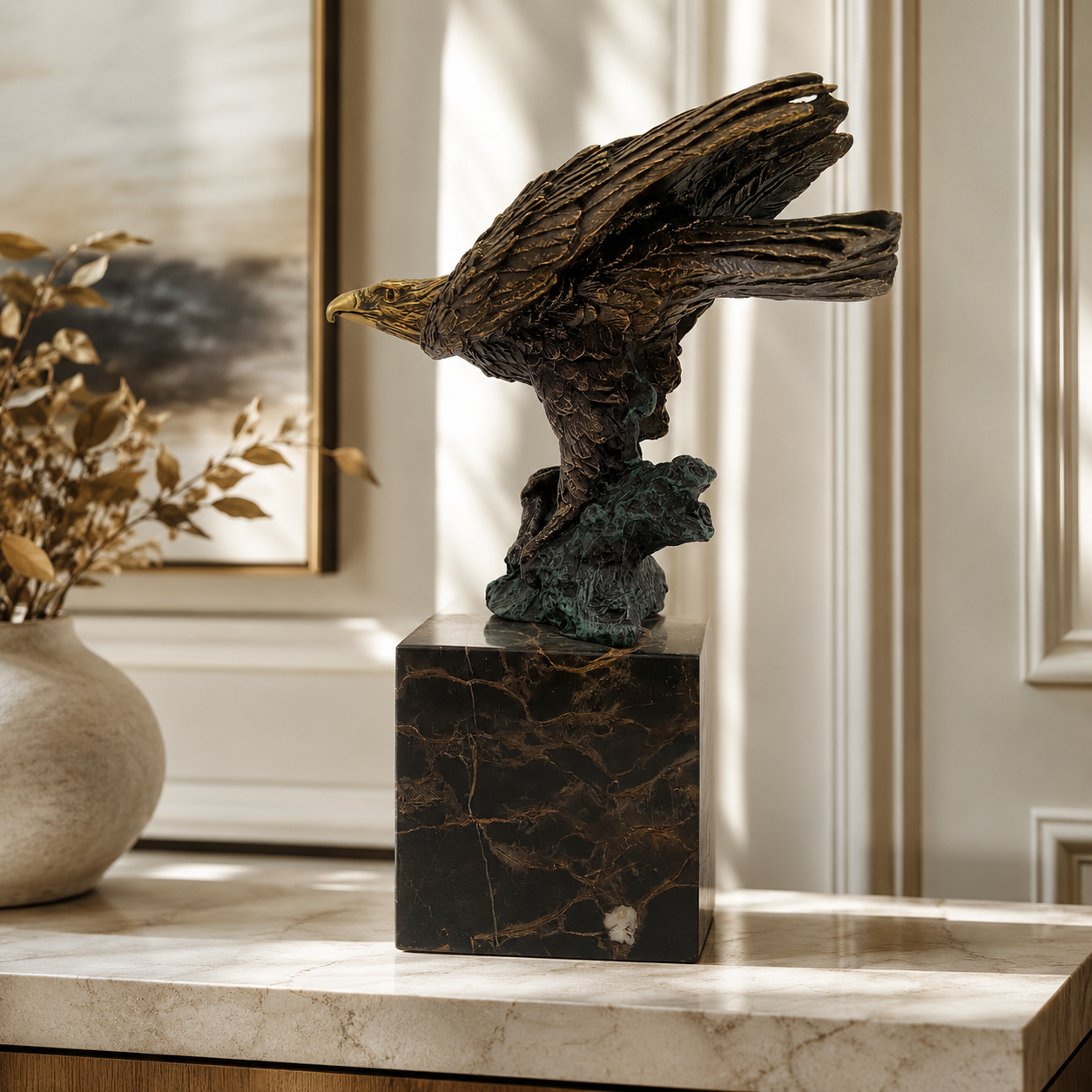 Bronzefigur Adler nach Antoine L. Barye auf Marmorsockel – Stimmungsbild