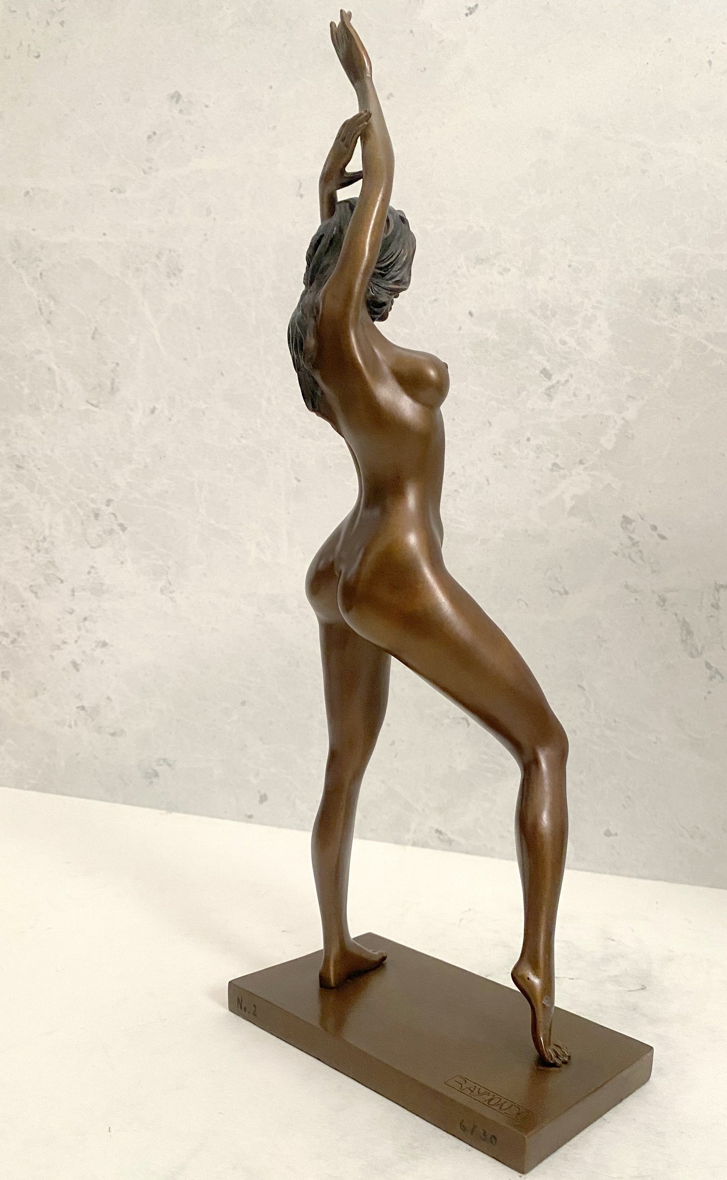 Signierte Bronzefigur Akt von Raymondo auf Bronzesockel – Limitierte Auflage