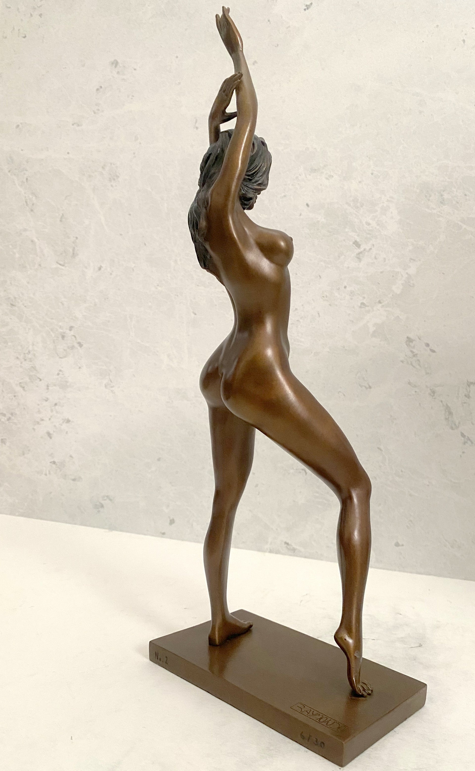 Signierte Bronzefigur Akt von Raymondo auf Bronzesockel – Limitierte Auflage