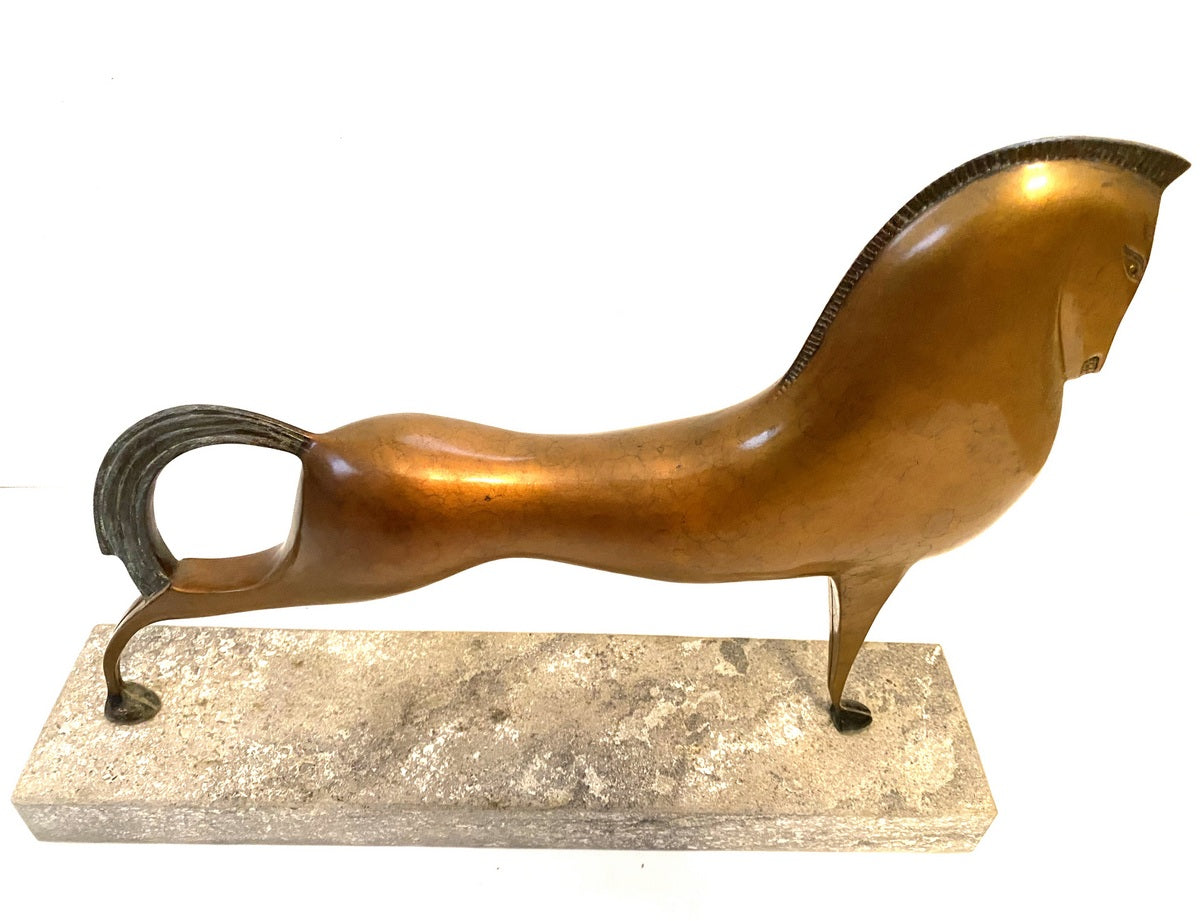 Bronze Pferd Skulptur – Stimmungsbild der Art-Déco-Pferdefigur im eleganten Interieur