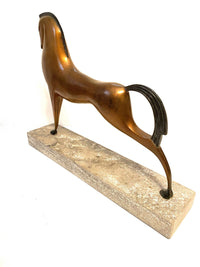 Pferd Skulptur aus Bronze – seitliche Rücktansicht mit langgestreckter Form