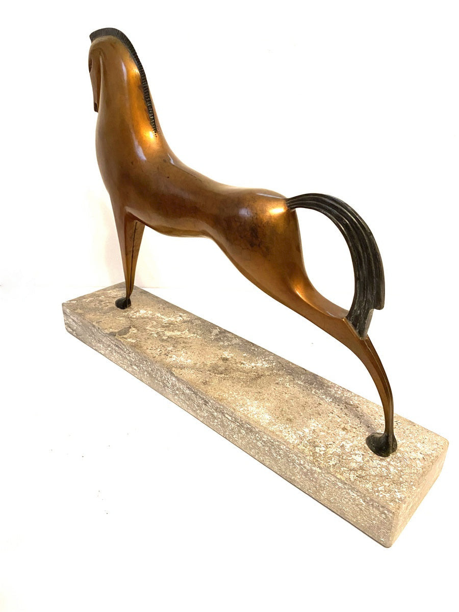 Pferd Skulptur aus Bronze – seitliche Rücktansicht mit langgestreckter Form