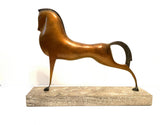 Pferd Skulptur aus Bronze – seitliche Gesamtansicht  links mit langgestreckter Form