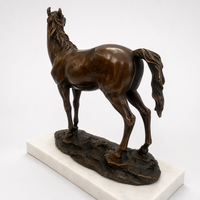 Aufschauendes Pferd aus Bronze – schräge Rückansicht auf weißem Marmorsockel – 4