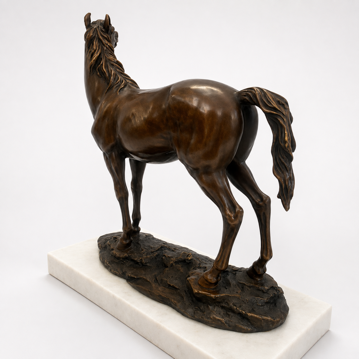 Aufschauendes Pferd aus Bronze – schräge Rückansicht auf weißem Marmorsockel – 4