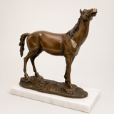 Aufschauendes Pferd aus Bronze – schräge Seitenansicht auf weißem Marmorsockel – 1