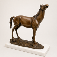 Aufschauendes Pferd aus Bronze – schräge Seitenansicht auf weißem Marmorsockel – 1
