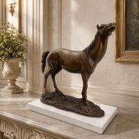 Aufschauendes Pferd aus Bronze – Stimmungsbild in klassischem Interieur auf weißem Marmorsockel – 2