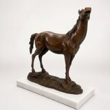Aufschauendes Pferd aus Bronze – weitere Seitenansicht mit aufgerichtetem Hals auf Marmorsockel – 9