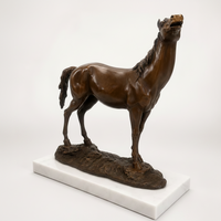 Aufschauendes Pferd aus Bronze – weitere Seitenansicht mit aufgerichtetem Hals auf Marmorsockel – 9