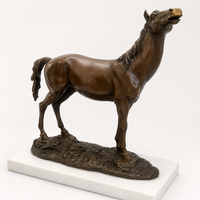 Aufschauendes Pferd aus Bronze – seitliche Gesamtansicht mit erhobenem Kopf auf Marmorsockel – 6