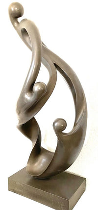 Moderne Bronzeskulptur – frontale Gesamtansicht mit geschwungener Form