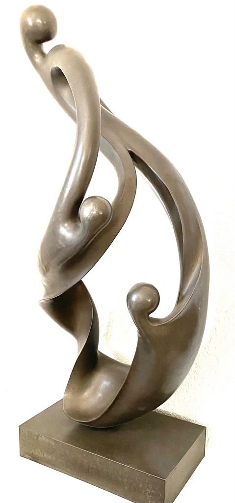 Moderne Bronzeskulptur – frontale Gesamtansicht mit geschwungener Form
