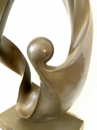Bronze Skulptur modern – Detailaufnahme der oberen Kugelform
