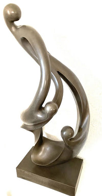 Moderne Bronzeskulptur – frontale Gesamtansicht mit geschwungener Form