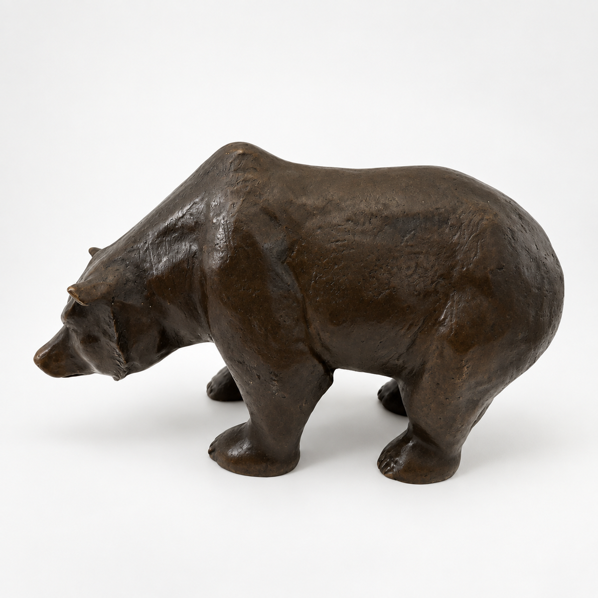 Braunbär-Skulptur aus Bronze mit dunkler Patina in linker Seitenansicht