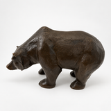 Braunbär-Skulptur aus Bronze mit dunkler Patina in linker Seitenansicht