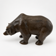 Braunbär-Skulptur aus Bronze mit dunkler Patina in linker Seitenansicht